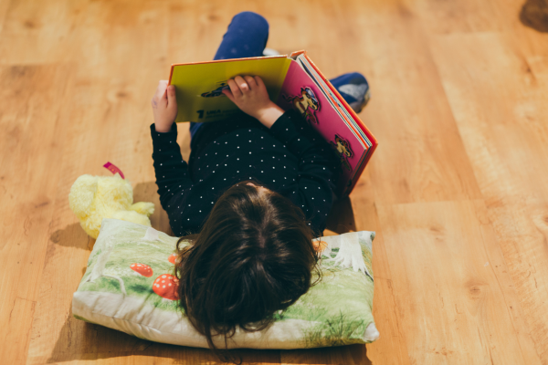 Como montar um local de leitura em espaços pequenos para crianças menores de 7 anos