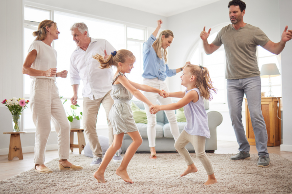 Salsa para casais multigeracionais: Uma atividade divertida para avós, pais e filhos