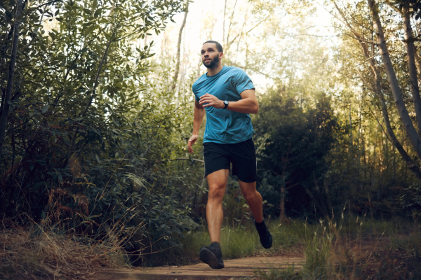 Treinamento de corrida em trilhas para homens aventureiros em busca de novos desafios